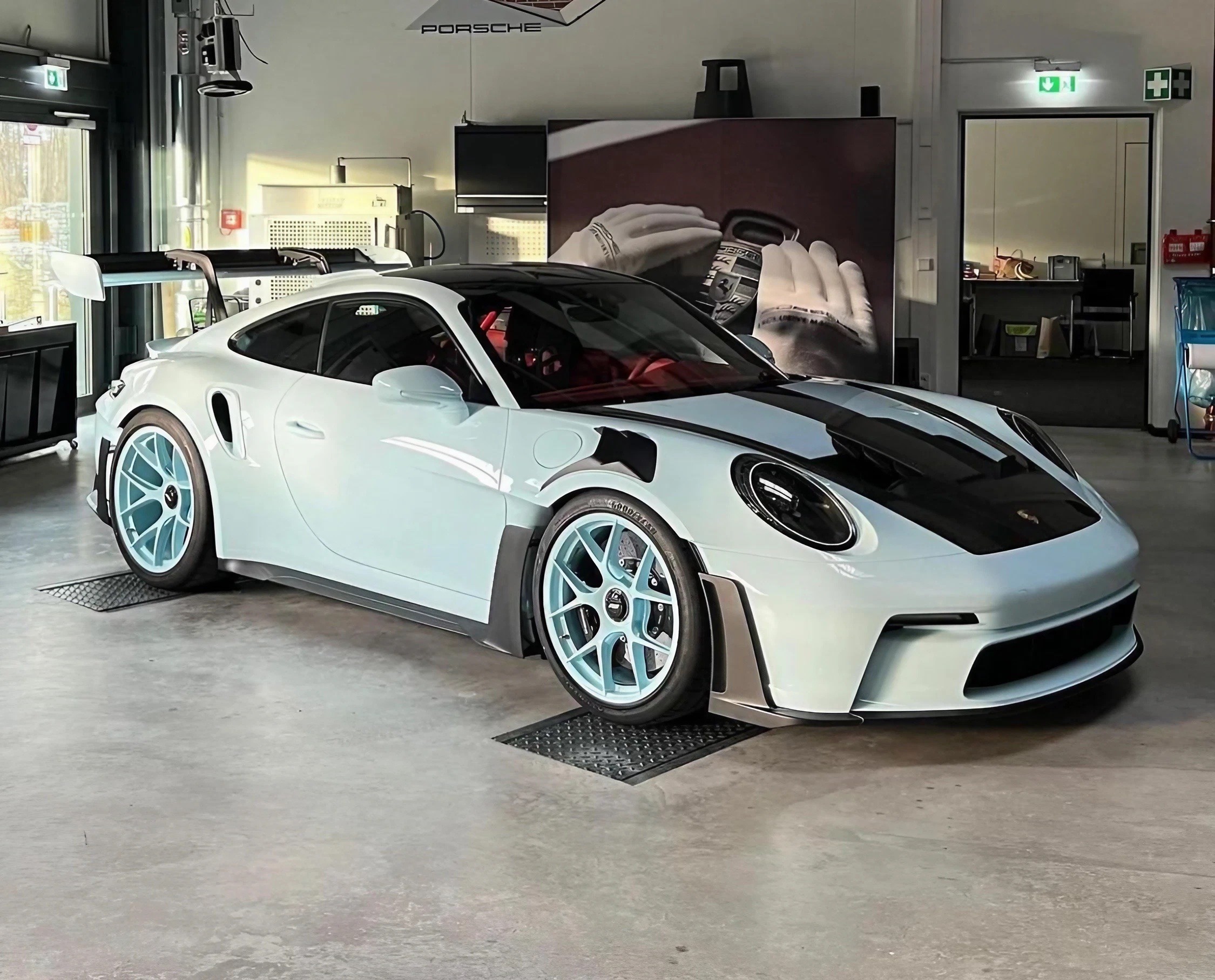 Porsche 911 GT3 RS (992) in Coppaflorio Blue