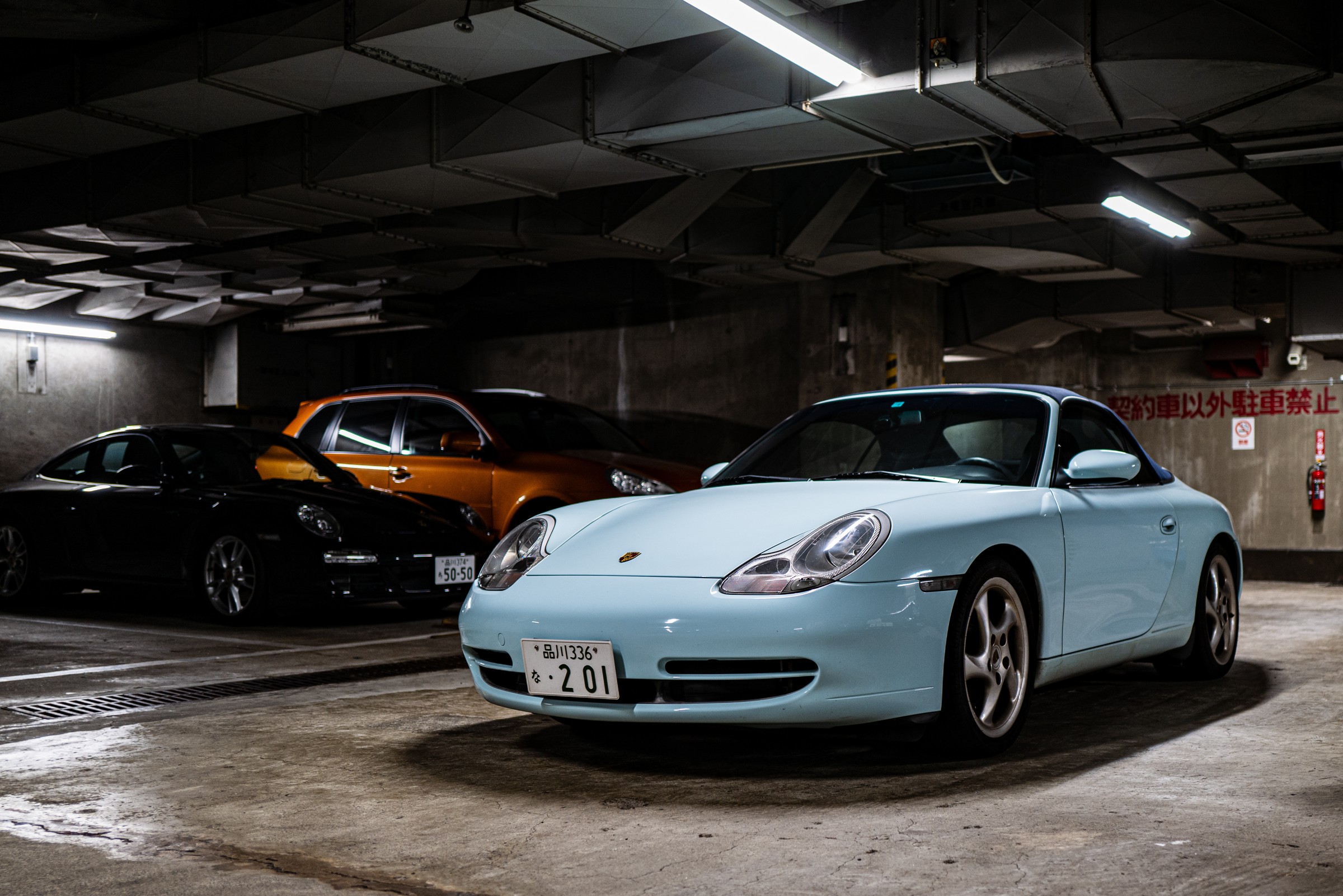 Porsche 911 Carrera 4 Cabriolet (996) in Coppaflorio Blue
